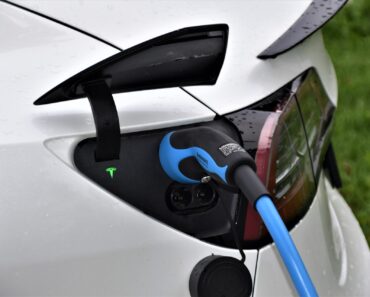 How much does it cost to charge an electric car in the US and Canada?